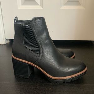 Naturalizer Madalynn Gore Lug Sole Heeled Ankle Bootie - Size 7